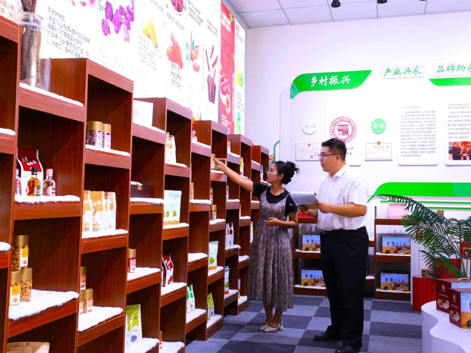 圖為在新疆能源幫扶建設的于田縣阿熱勒鄉風兮果園合作社,駐村工作隊隊員與合作社工作人員盤點產品出庫情況。姚煜峰攝