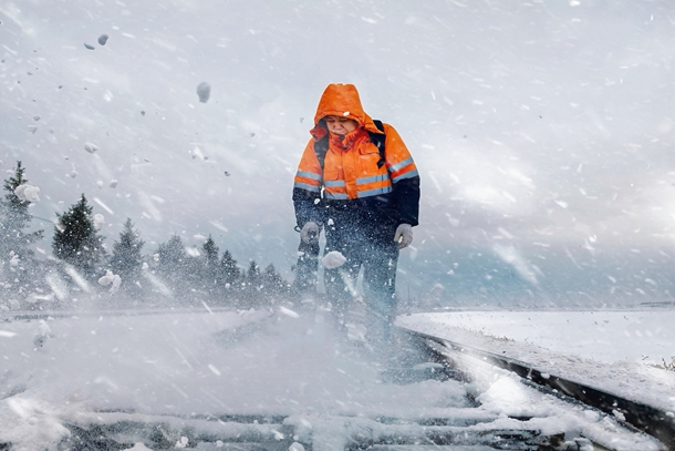 1.圖為張智輝正在清理岔區(qū)積雪