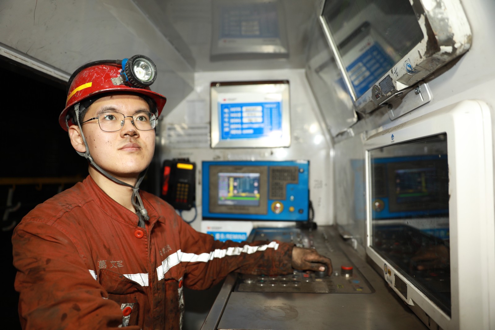 圖為員工在查看礦壓系統(tǒng)數(shù)據(jù)