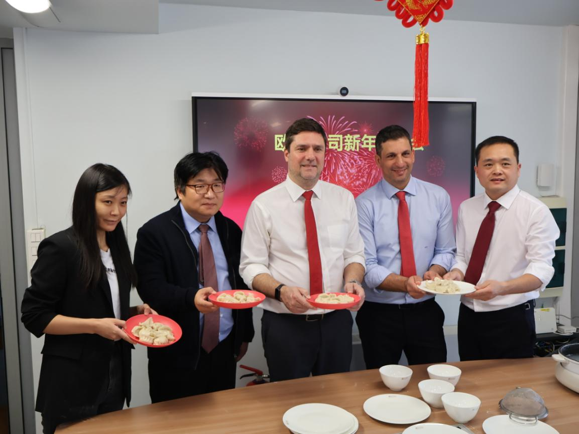 5日,國華投資歐洲公司中方員工與外籍員工包餃子,歡度佳節。