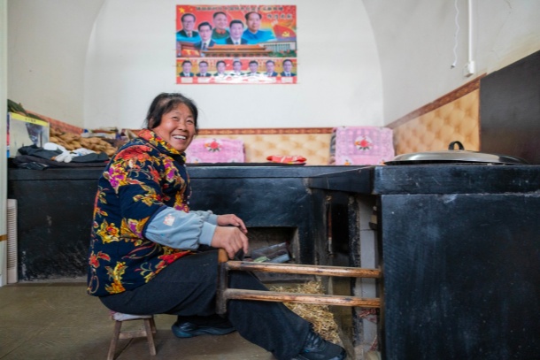 圖為楊家溝村雷興芳老人正在孔窯洞里拉著風箱。國家能源集團的光伏項目把太陽變成了錢,讓我們年年有分紅、生活有保障。